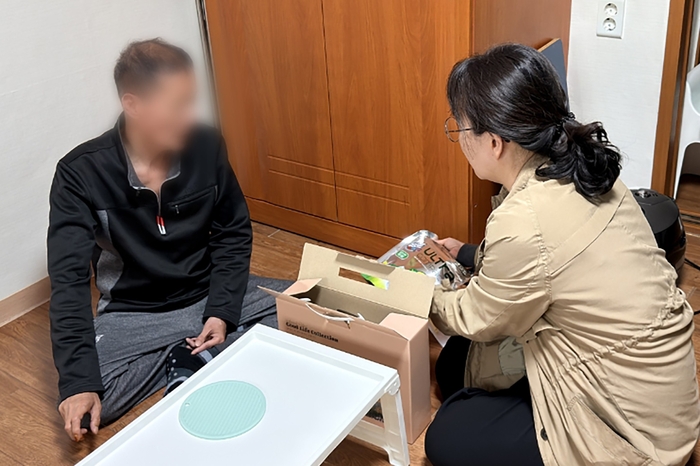 영주시가 사회보장급여 확인조사를 위해 시민을 직접 찾아가 상담하고 있다. <영주시 제공>