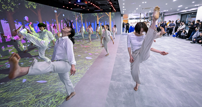 6일 대구 달서구 계명대학교 동산도서관 내 코스모스X에서 열린 봄맞이 버스킹 공연에서 학생들이 현대무용 공연을 선보이고 있다. 제44대 총동아리연합회가 주최한 이날 행사는 우천으로 실내에서 진행됐으며, 맑은 날에는 동산도서관 옆 벚꽃길에서 8일까지 점심시간마다 공연이 이어질 예정이다.
이현덕기자 lhd@yeongnam.com 