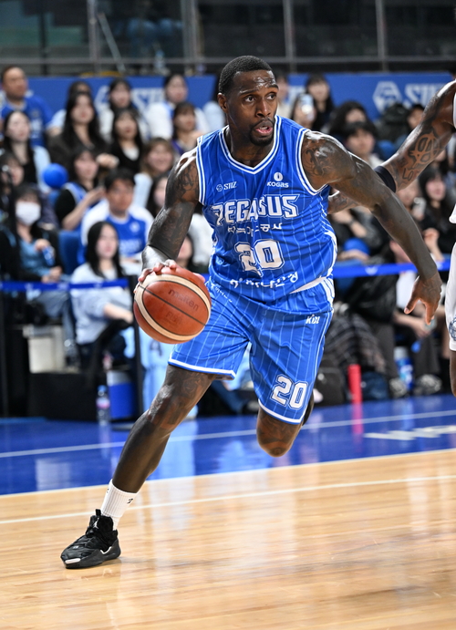 지난 2일 대구체육관에서 열린 가스공사와 소노와의 경기에서 라건아가 돌파를 시도하고 있다. <KBL 제공>