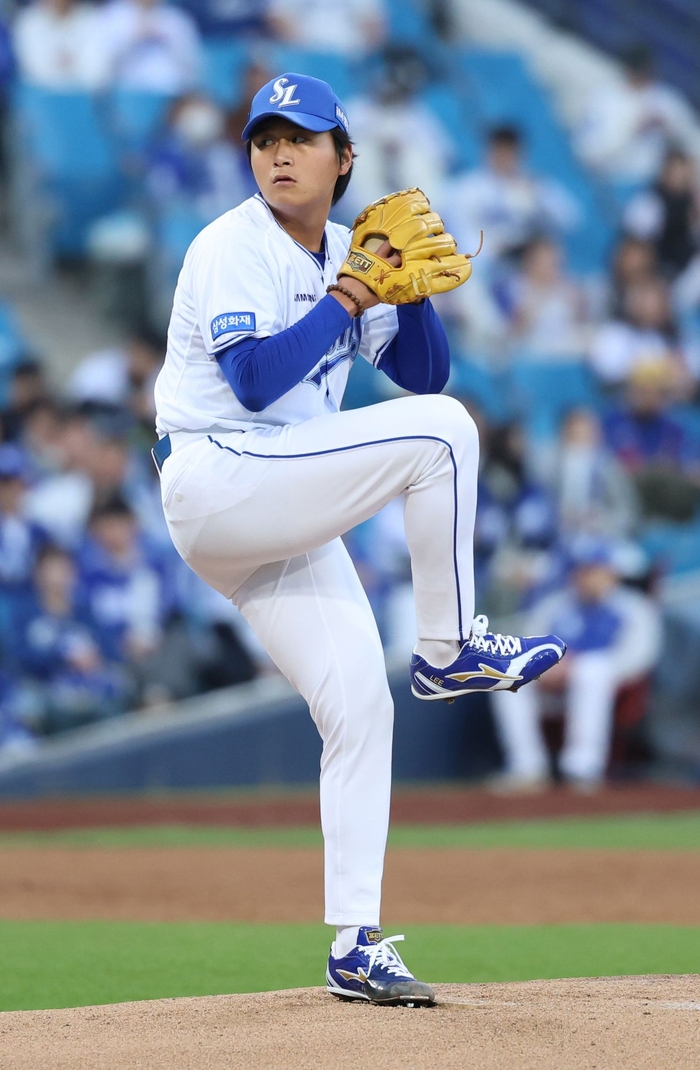 지난 2일 삼성과 두산 경기에 선발 출장한 이승현이 투구하고 있다. <삼성 라이온즈 제공>