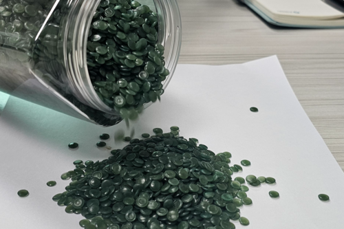 압출 과정을 거쳐 뽑아져 나온 수지를 잘게 잘라 각종 비닐류 제조의 원료로 만든 펠렛.  석현철 기자