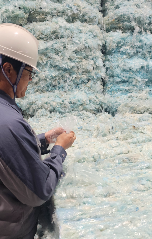 세척 분류과정을 거친 폐합성 수지의 상태를 관계자가 검수하고 있다.  석현철 기자