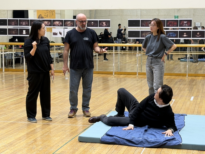 지난 6일 대구오페라하우스 연습실에서 오페라 리골레토의 연습이 진행되고 있다. 연출가 다비데 리베르무어가 출연진에게 직접 디렉팅을 하고 있다. 정수민기자 jsmean@yeongnam.com