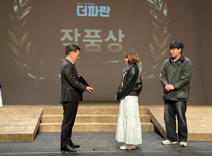 연극 굿프렌즈를 선보인 머피가 더파란연극제 작품상을 받고 있다. 맨 왼쪽은 박현순 한국연극협회 이사장. 조현희기자 hyunhee@yeongnam.com