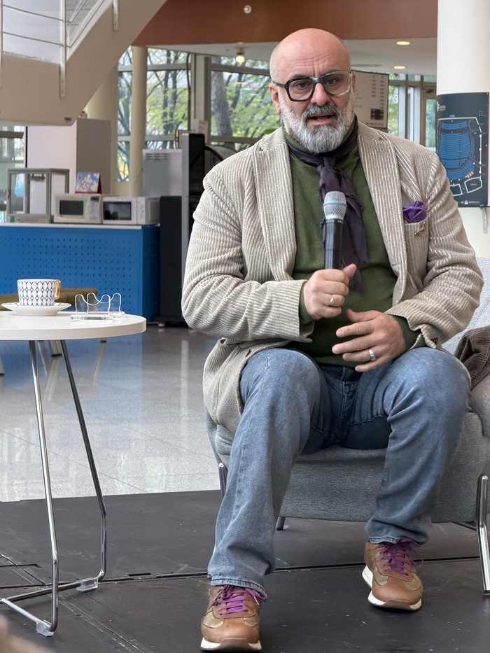 지난 6일 대구오페라하우스 로비에서 진행된 오픈 인터뷰에서 대구오페라하우스와 중국국가대극원이 공동 제작한 아시아 초연 오페라 리골레토의 연출자 다비데 리베르무어가 작품에 대해 설명하고 있다. 정수민기자 jsmean@yeongnam.com