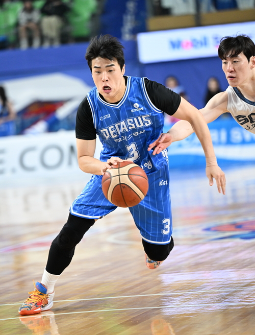 지난 2일 대구체육관에서 열린 가스공사와 소노와의 경기에서 정성우가 돌파를 시도하고 있다. <KBL 제공>