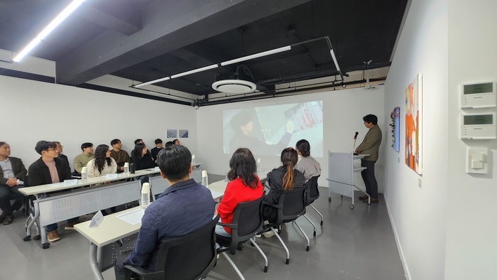 2026년에는 김경렬, 김지민, 박경준, 이체린, 조민주, 최규란, 최승철, 홍정임 등 총 8인의 달천예술창작공간 입주작가가 활동을 하고 있다. 사진은 지난 3월에 열린 입주작가 간담회 장면. <달성문화재단 제공>