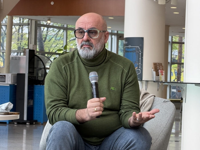 지난 6일 대구오페라하우스 로비에서 진행된 오픈 인터뷰에서 대구오페라하우스와 중국국가대극원이 공동 제작한 아시아 초연 오페라 리골레토의 연출자 다비데 리베르무어가 인터뷰 질문에 답변하고 있다. 정수민기자 jsmean@yeongnam.com