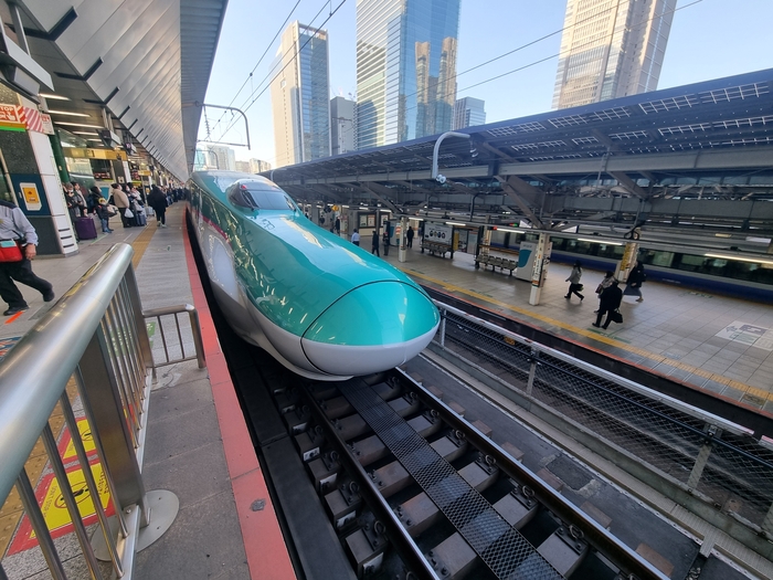 도쿄에서 하코다테까지 가는 가장 빠른 신칸센인 하야부사의 날렵한 모습. 우리나라 고속철보다 오래 되었지만 디자인도 현대적이고 항상 깨끗하다. <임재양 원장 제공>