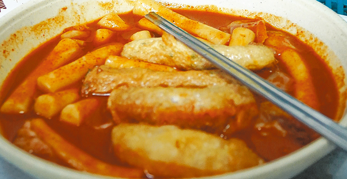 대구 신천시장 윤옥연신천할매떡볶이. 대표 메뉴인 2천원짜리 매운 떡볶이다. 튀긴 어묵과 만두가 곁들여지면 맛이 배가된다. <영남일보 DB>