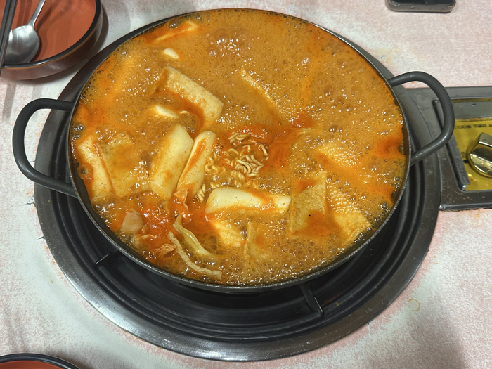 대구 대명동에 위치한 신당동떡볶이. 매콤달콤한 고추장 양념이 특징이다. 각종 사리를 추가할 수 있다. 조현희기자 hyunhee@yeongnam.com