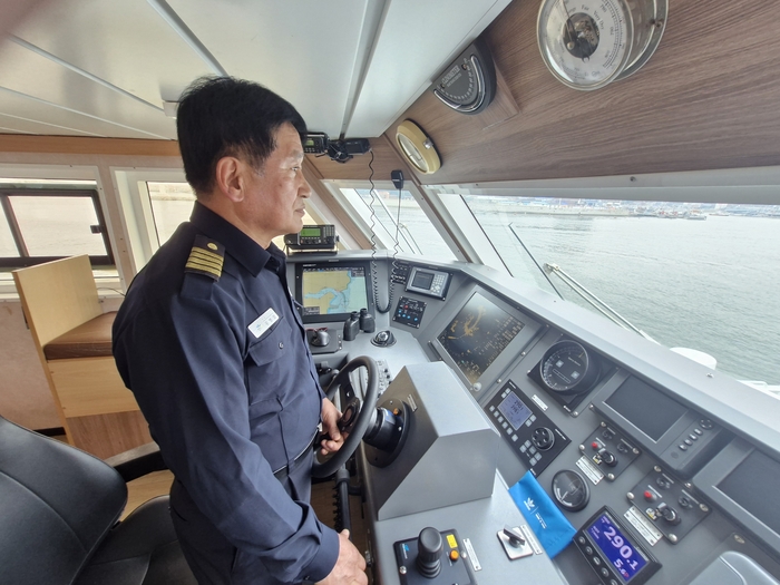 영덕군 최초의 다목적 어업지도선 영덕누리호 조타실에서 우병철 선장이 지난 7년간의 항해를 회상하고 있다.<남두백 기자>