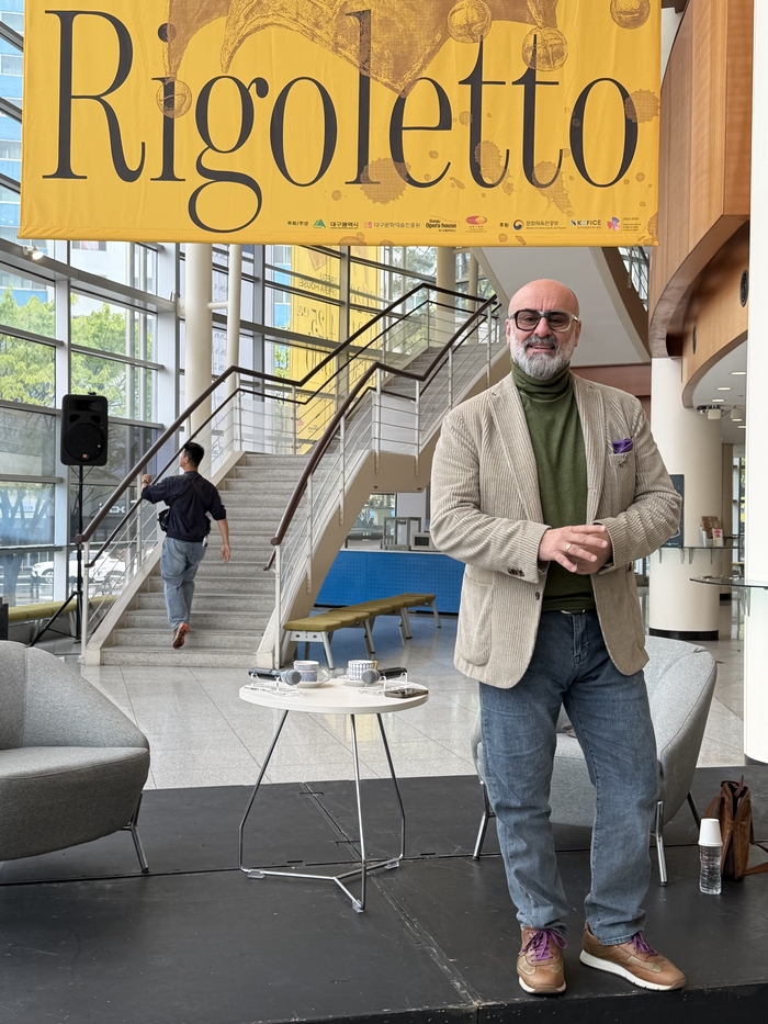 대구오페라하우스와 중국국가대극원이 공동 제작하는 아시아 초연 오페라 리골레토의 연출자 다비데 리베르무어는 자신의 연출 철학에 대해 공간이 모든 이야기의 출발점이라고 강조했다. 지난 6일 대구오페라하우스 로비에서 열린 리베르무어의 오픈 인터뷰 모습. 정수민기자 jsmean@yeongnam.com