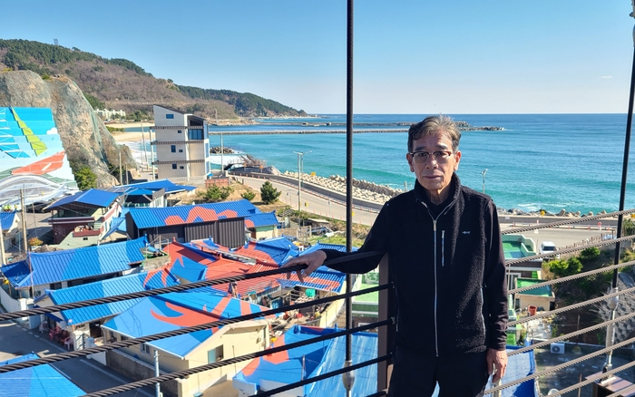 정두화 전 울진 도시재생회장이  출렁다리위에서 본지와 인터뷰 모습<원형래기자>