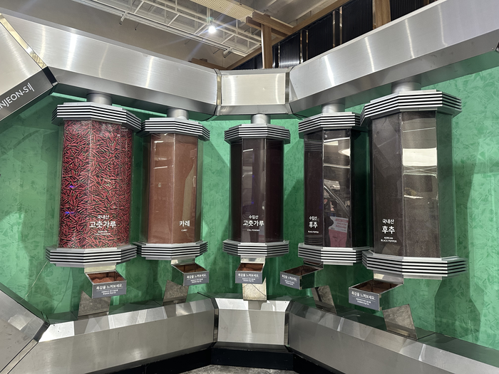 신전떡볶이의 양념가루들을 보고 만져볼 수 있는 신전뮤지엄 내 체험 공간 이노베이션 랩. 조현희기자 hyunhee@yeongnam.com