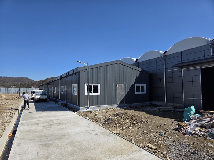 경북 포항시 남구 장기면 일원에 조성되고 있는 포항 연어 스마트양식 클러스터 공사 현장. <전준혁기자>