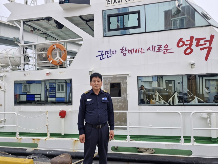 1979년 베링해 원양어선 항해사로 시작해 해양수산부 지도선 선장을 거쳐 영덕누리호 초대 선장까지 대한민국 해양 수산의 역사를 온몸으로 써 내려온 우병철 선장이 누리호 앞에 서있다.<남두백 기자>