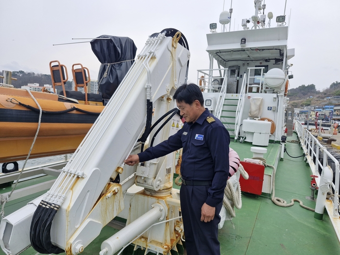 현장이 답이다. 우병철 선장은 재임 기간 내내 어민 보호와 해상 안전을 최우선으로 여겼다. 사진은 강구항에 정박 중인 누리호 갑판에서 장비를 점검하는 모습으로 그의 철저한 직업정신을 보여준다.<남두백 기자>