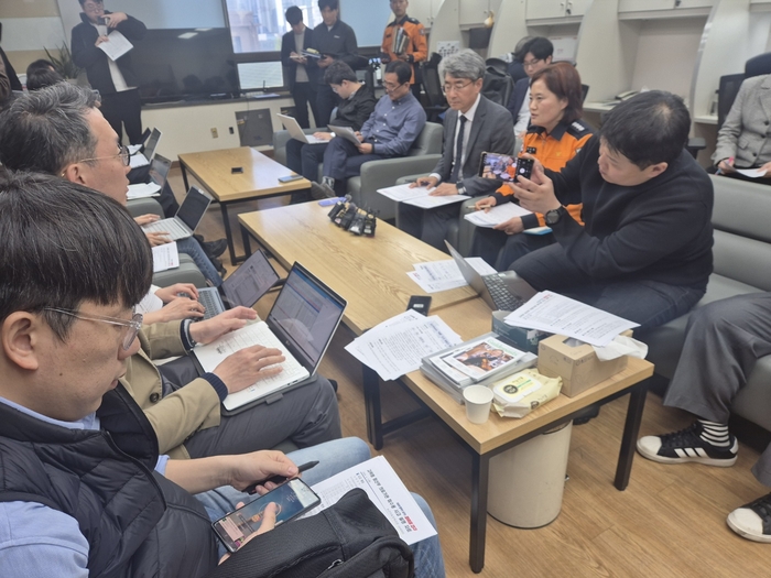 7일 대구시에서 열린 긴급 간담회에서 공무원들이 고위험 산모 이송 지연 사고와 관련한 대응 방안을 논의하고 있다. 이번 간담회는 쌍둥이를 임신한 산모가 병원 수용 거부로 장시간 이송을 지연받다 아이 한 명이 숨지고 다른 한 명도 뇌손상을 입은 사고 이후, 지역 모자의료체계의 문제점을 점검하기 위해 마련됐다. 노진실 기자