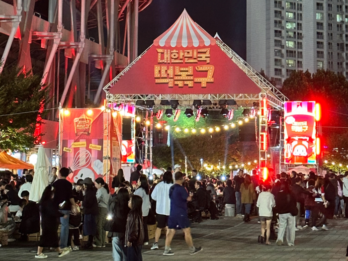 지난해 북구 고성동에서 열린 제5회 대구 떡볶이페스티벌. 사흘간 33만명이 찾았다. 조현희기자 hyunhee@yeongnam.com