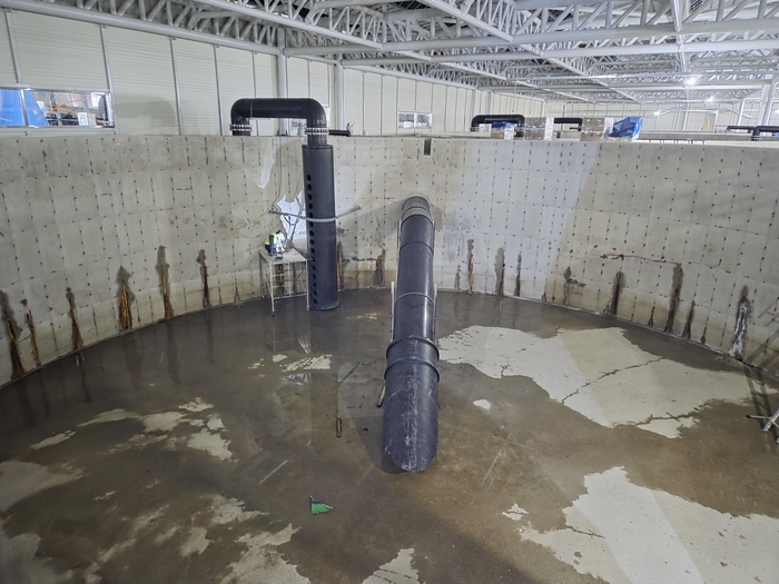 연어들을 키워낼 대형 수조의 모습. 내부 직경이 20m에 달한다. <전준혁 기자>