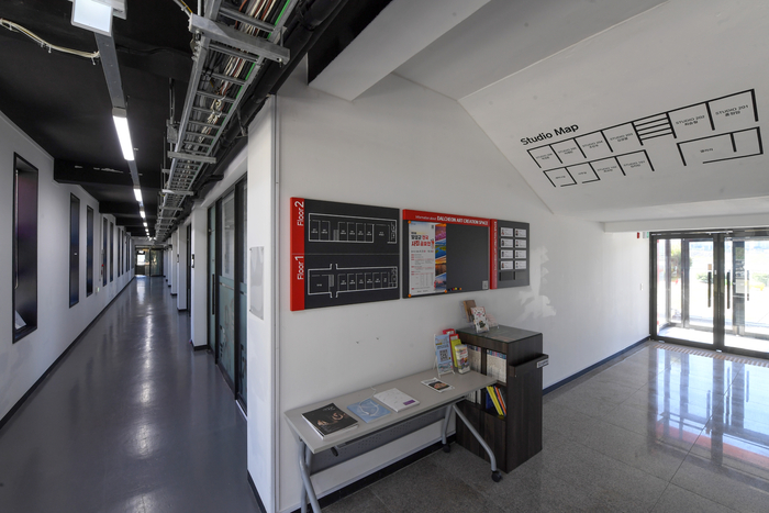 달천예술창작공간에서는 작가들의 아이디어를 주민들이 직접 경험해볼 수 있는 기회도 주어진다. 작가들을 지원하는 동시에 주민들의 문화공간이 되기 위한 노력도 함께 이어가고 있다.