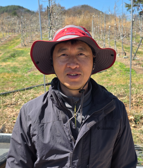 영양군 입암면 대천리에서 과수농가를 하는 김진탁 씨. <정운홍기자>