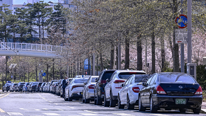 공공기관 2부제가 시행된 지난 8일 대구 동구 혁신도시 첨단로에 차량들이 줄지어 불법 주차돼 있다. 영남일보DB