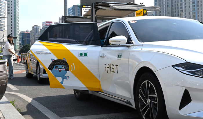 한 시민이 대구 동구 동대구역 앞 택시 승강장에서 하차하고 있다. <영남일보 DB>