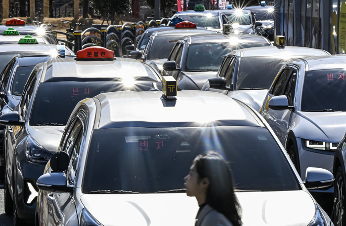 대구 동대구역 앞 승강장에서 택시들이 줄지어 승객을 기다리고 있다. <영남일보 DB>
