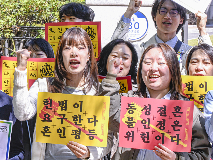 8일 대구가정법원 앞에서 열린 영남권 혼인평등소송 제기 기자회견에서 대구 원고 임아현(30대)·최진아(20대) 씨가 손팻말을 들고 구호를 외치고 있다. 이날 기자회견은 동성혼 불인정의 위헌 여부를 다투는 소송 제기를 알리고 혼인평등 법제화를 촉구하기 위해 열렸다.
이현덕기자 lhd@yeongnam.com 
