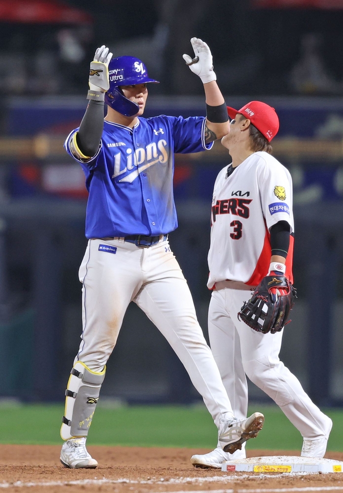 8일 광주KIA챔피언스필드에서 열린 삼성과 KIA 경기에 나선 류지혁이 4회초 2타점 적시타를 친 후 세리머니를 하고 있다.<삼성 라이온즈 제공>