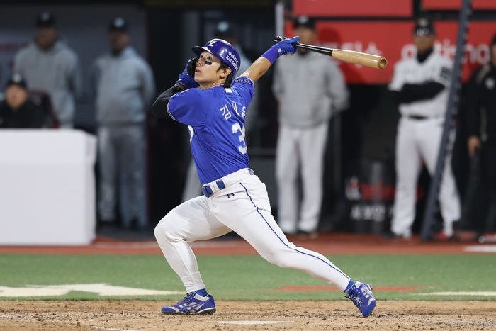 지난 3일 수원KT위즈파크에서 열린 삼성과 KT 경기에서 김성윤이 타격하고 있다.<삼성 라이온즈 제공>