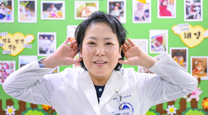 대구가톨릭대병원 신생아집중치료센터에서 정지은 교수가 아이들의 작은 소리에 귀 기울이겠다는 다짐을 담아 손을 귀에 대는 포즈를 취하고 있다. 영남일보 DB