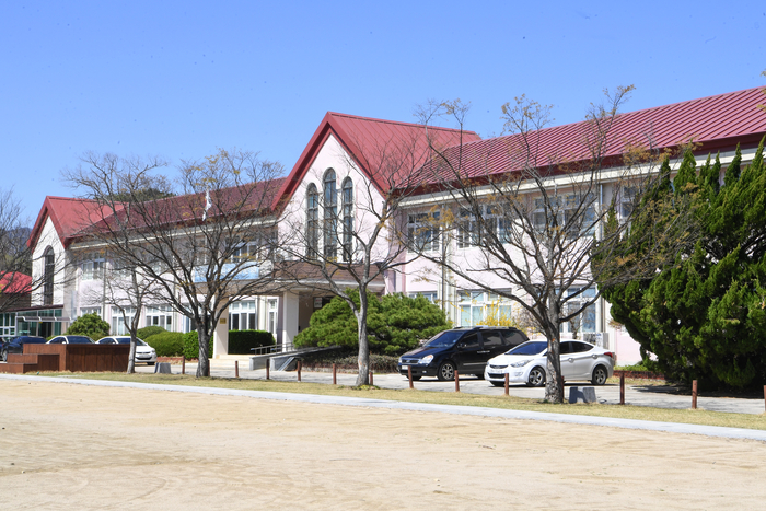 청하중학교는 올해 초 tvN에서 방영된 16부작 드라마 스프링 피버의 주 촬영지다. 아담한 운동장과 붉은 지붕을 가진 청하중학교의 교정은 싱그러운 숲 향기로 가득하다.
