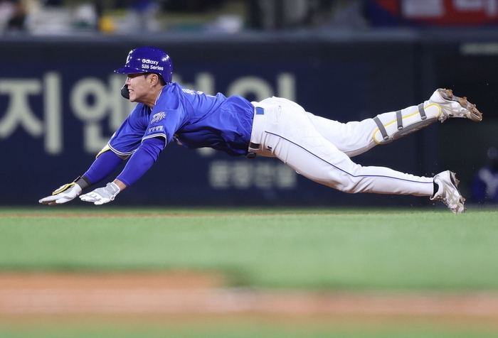 지난 7일 광주기아챔피언스필드에서 열린 삼성과 KIA 경기에 나선 류지혁이 2루 베이스로 몸을 날라고 있다. <삼성 라이온즈 제공>