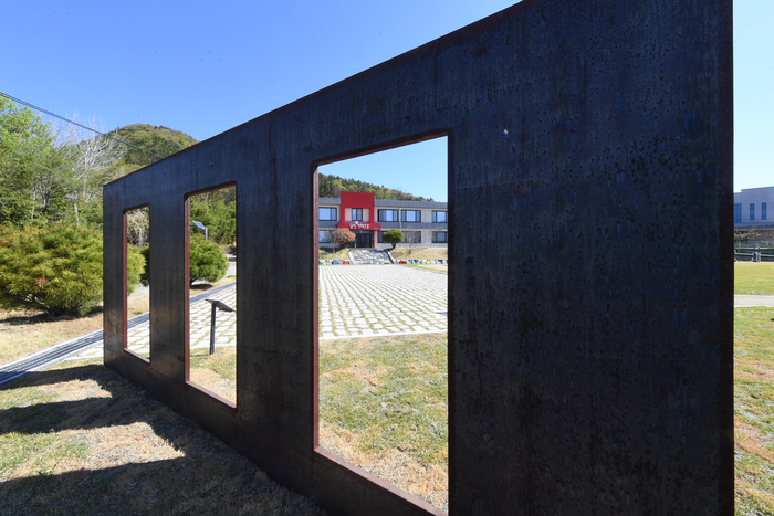 달천예술창작공간에는 산책로와 쉼터 등도 조성돼 인근 주민들을 위한 휴식처 역할까지 자처하고 있다. 사진은 이강소 작가의 풍경셋