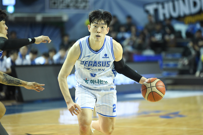 지난 8일 서울 잠실실내체육관에서 열린 가스공사와 삼성의 경기 중 가스공사 신승민이 돌파하고 있다.<KBL 제공>