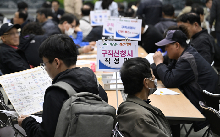 경기 불황이 계속되면서 9일 오후 대구 달서구청에서 열린 2026 희망달서 취업박람회를 찾은 많은 구직자가 일자리를 구하기 위해 현장 면접을 기다리고 있다.
이윤호기자 yoonhohi@yeongnam.com