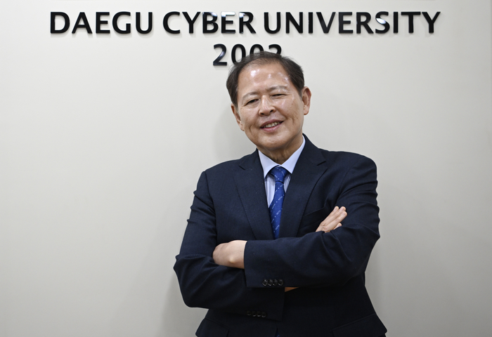 9일 오전 이근용 대구사이버대학교 총장이 영광학원 출범 80주년을 앞두고 진행된 인터뷰에 앞서 학교 로고 앞에 섰다. 
이윤호기자 yoonhohi@yeongnam.com