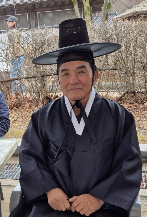 박기화 이장이 순흥 초군청 행사에 참가하기 위해 의복을 갖추고 있다. <권기웅기자>