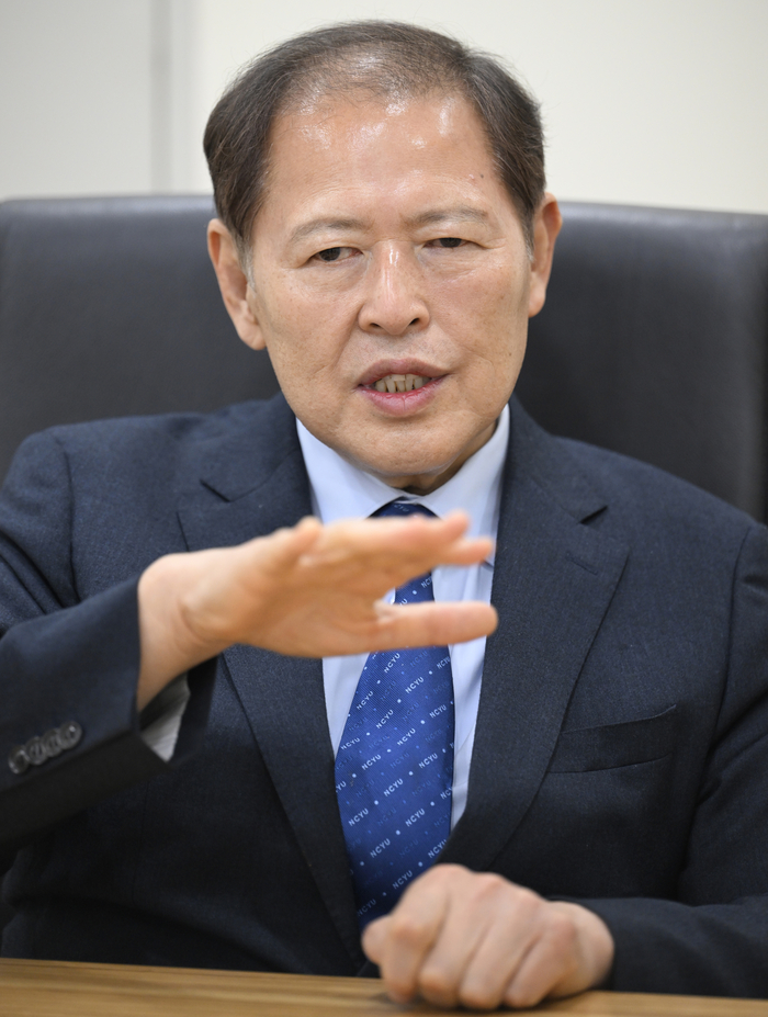 9일 오전 이근용 대구사이버대학교 총장이 영남일보와의 인터뷰에서 국내 장애인 교육이 앞으로 나아갈 방향에 대해서 설명하고 있다.
이윤호기자 yoonhohi@yeongnam.com