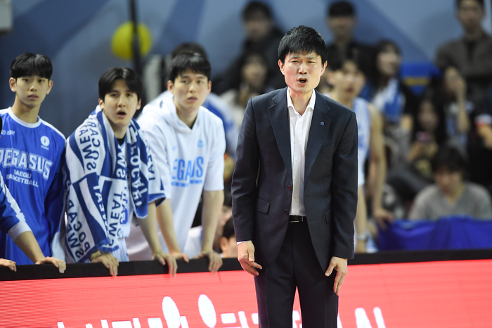 지난 8일 서울 잠실실내체육관에서 열린 가스공사와 삼성의 경기 중 가스공사 강혁 감독(맨 앞)이 작전지시를 내리고 있다. <KBL 제공>