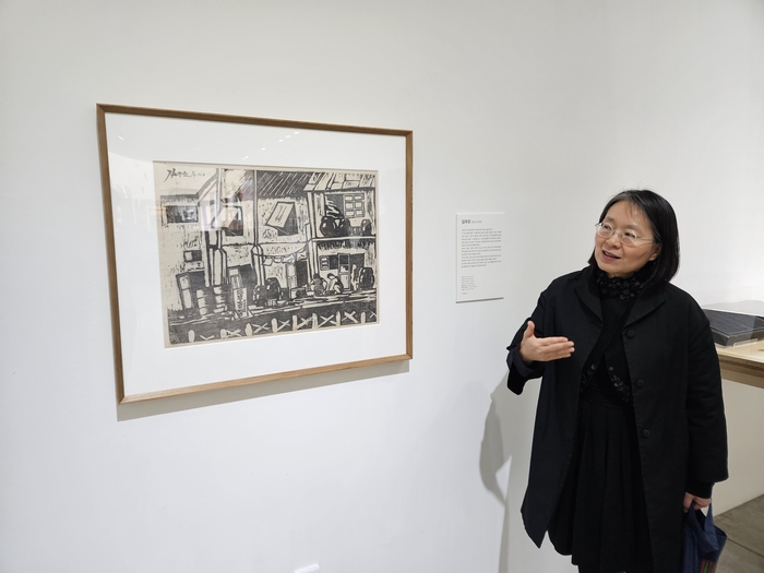 지난 1일 권미옥 인당뮤지엄 학예연구실장이 김우조 작품에 대해서 설명하고 있다. 권혁준기자 hyeokjun@yeongnam.com