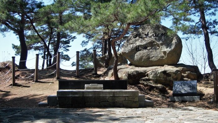 천생산 상봉의 천생산성 유래비와 제단. 2004년에 세운 비석에 혁거세와 곽재우 장군에 대한 이야기가 시문으로 쓰여 있다.