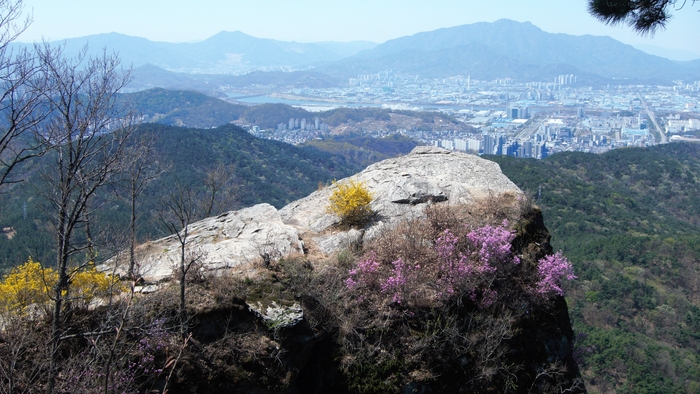 미덕암. 사방이 확 트인 깎아지른 절벽, 세 면이 그대로 천 길 낭떠러지다. 구미 시가지와 낙동강, 금오산, 황악산, 멀리 백두대간이 한눈에 들어온다.