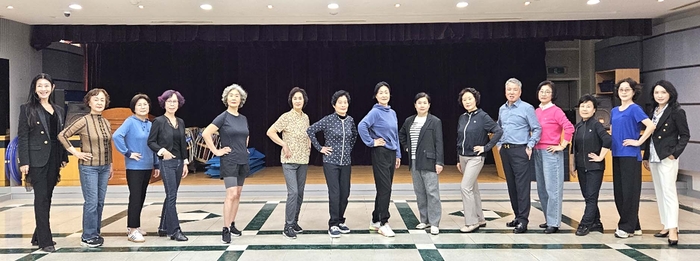 대구 북구청소년회관이 마련한 새봄맞이 문화교양 무료특강 시니어 모델 워킹을 수강중인 주민들이 안경미(맨왼쪽) 영남이공대 모델테이너과 교수의 지도에 따라 포즈를 취하고 있다. <대구 북구청소년회관 제공>