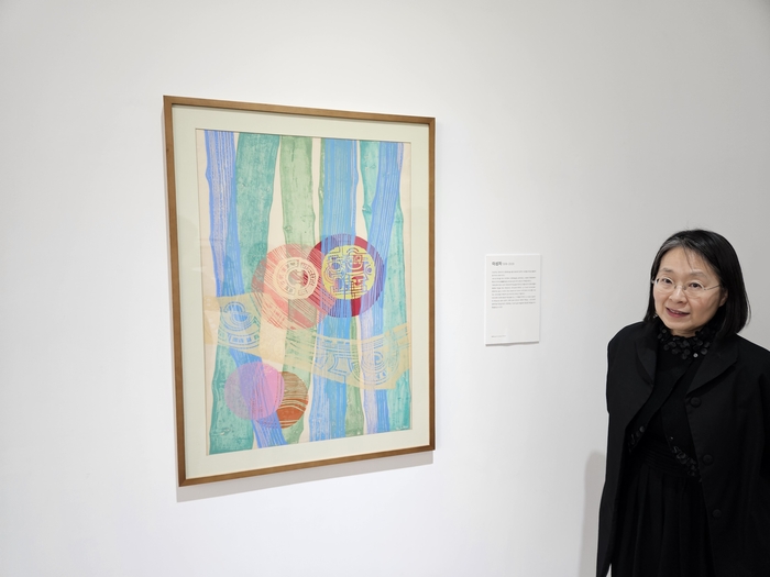 지난 1일 권미옥 인당뮤지엄 학예연구실장이 이성자 작품에 대해서 설명하고 있다. 권혁준기자 hyeokjun@yeongnam.com