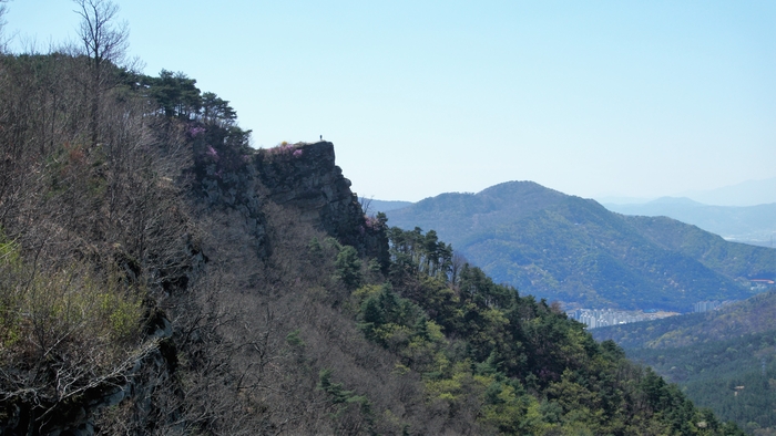 멀리 보이는 것이 미덕암이다. 천생산성은 산 서편 정상부의 긴 천연 성곽으로 활용한 난공불락의 요새였다.