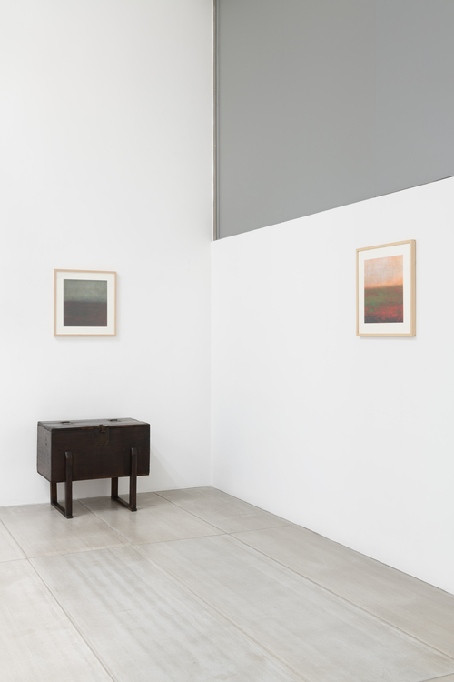 대구보건대 인당뮤지엄에서 열리고 있는 한불 수교 140주년 기념 한국현대판화전 꽃이 피고, 바람이 분다에 정현 작가의 들판Ⅰ과 조선 후기 유물 윗닫이가 함께 전시돼 있는 모습. <인당뮤지엄 제공>